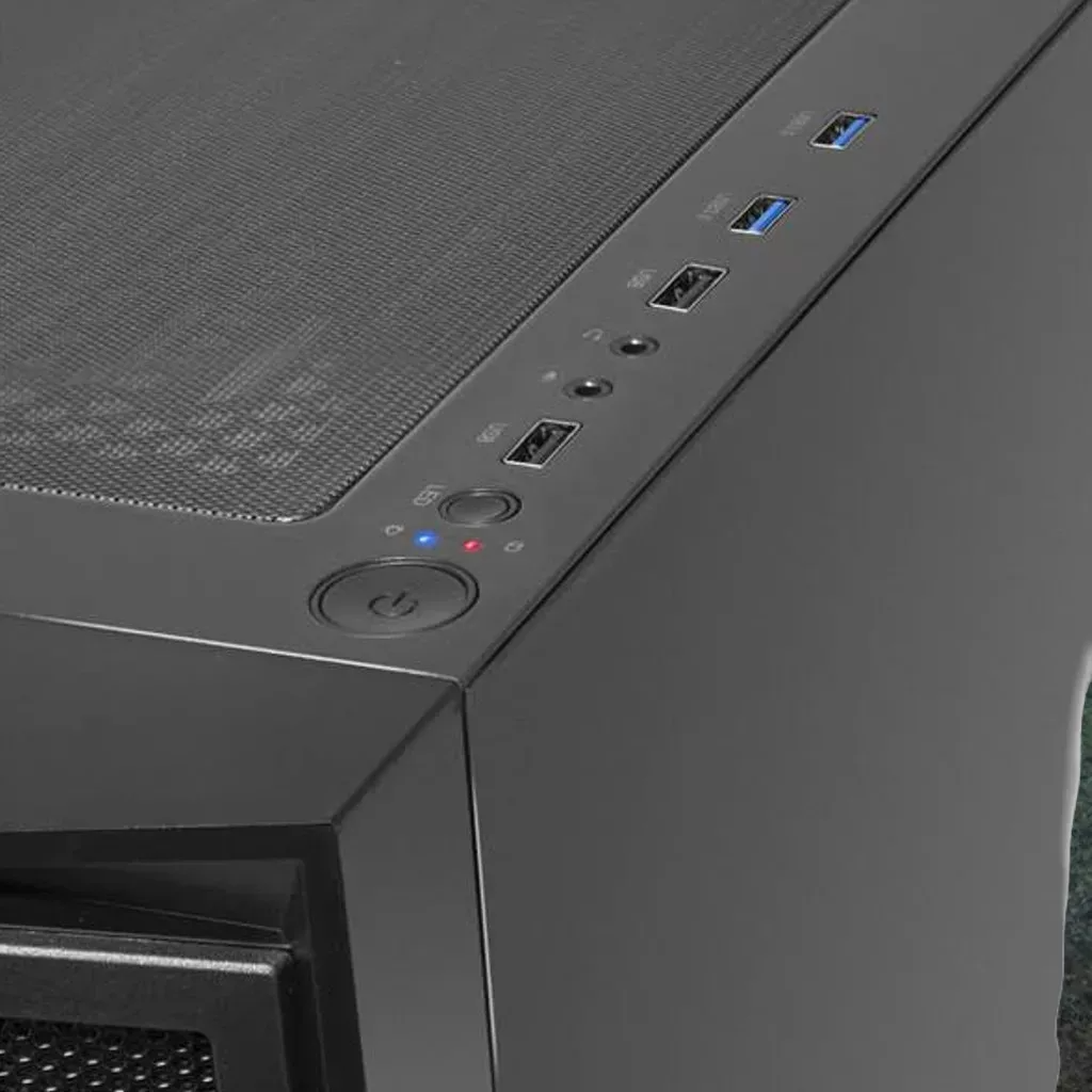 Fekete PC ház világító USB portokkal és bekapcsológombbal.