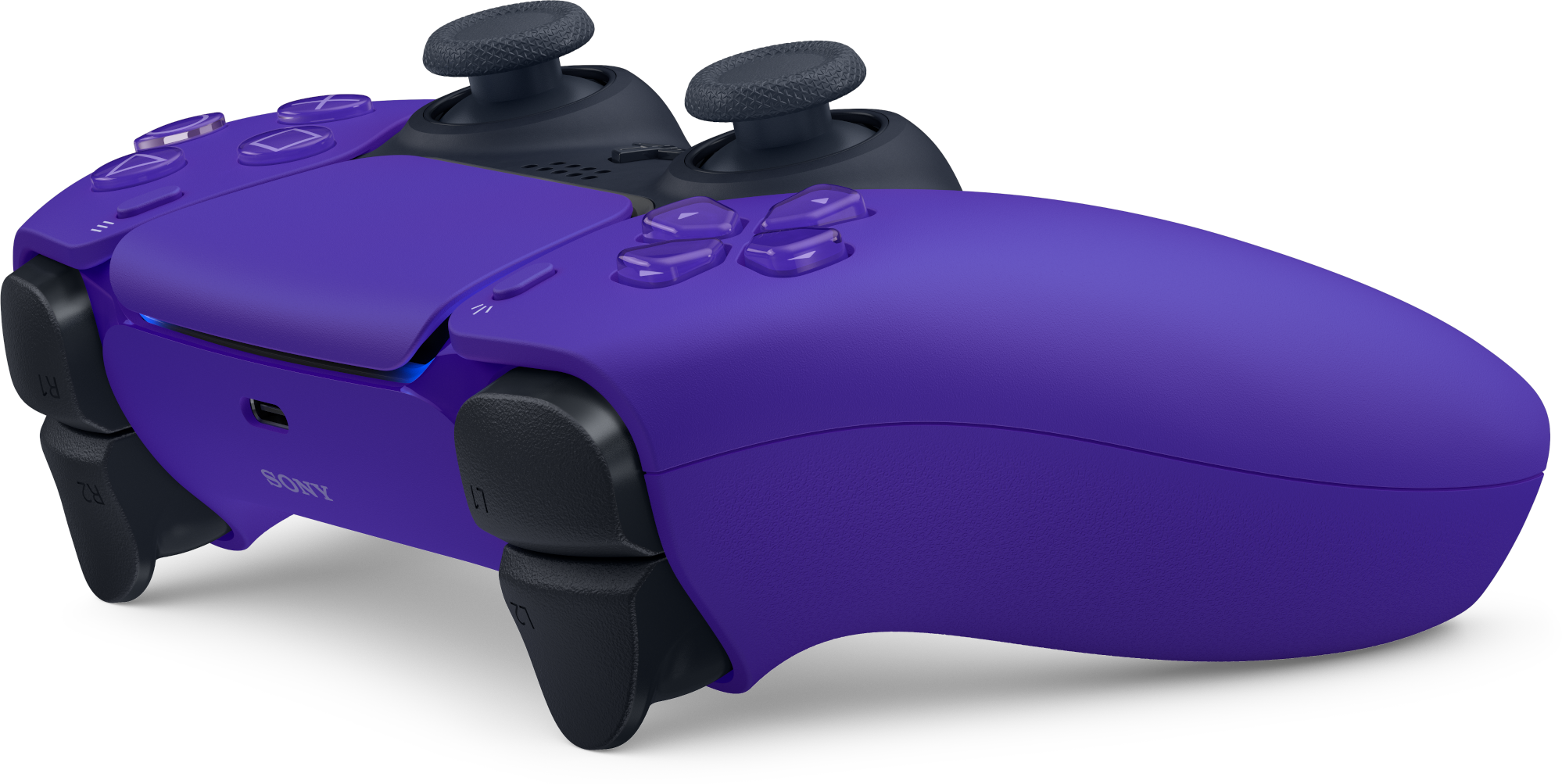 Egy lila PlayStation 5 kontroller fekete joystickokkal és gombokkal.