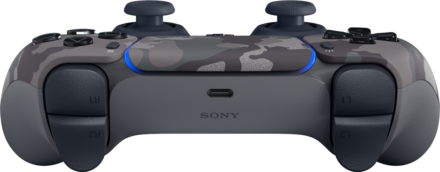 Egy PlayStation 5 kontroller terepmintával és kék világítással.