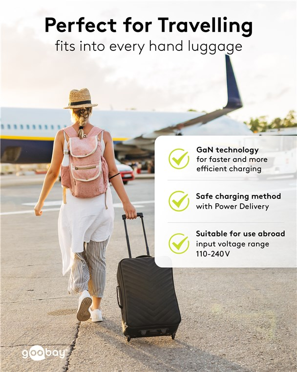 Frau mit Rucksack und Koffer geht auf Flugzeug zu. Ideal für Reisen.