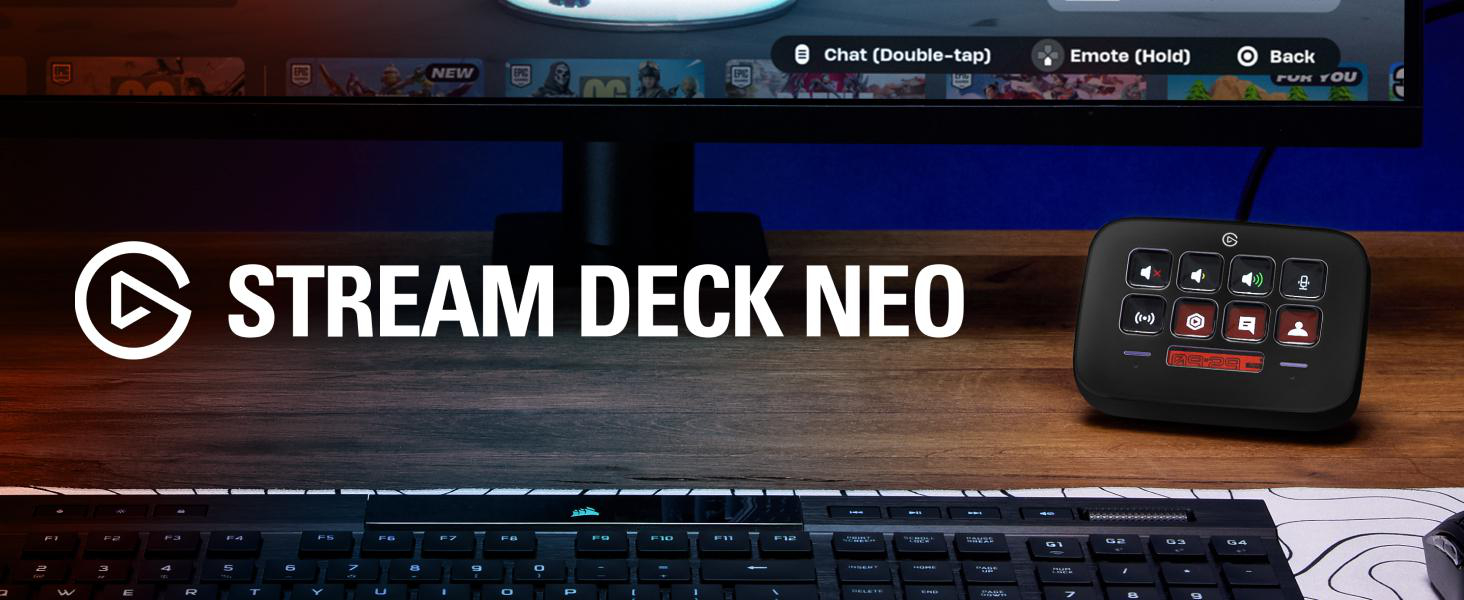 Stream Deck Neo mit Tastatur und Monitor auf einem Holztisch.