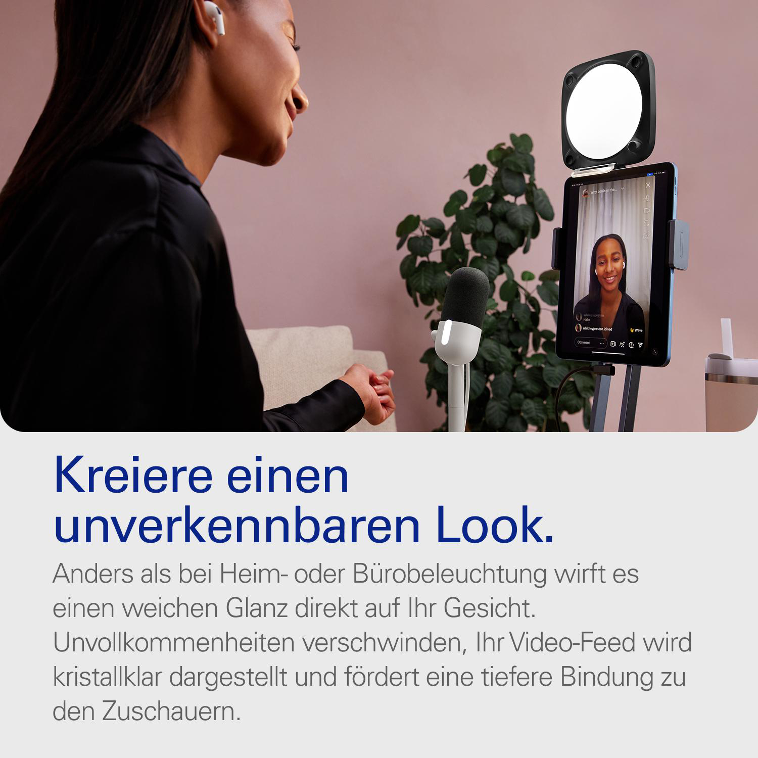 Eine Frau mit Mikrofon und Ringlicht filmt sich auf einem Tablet.