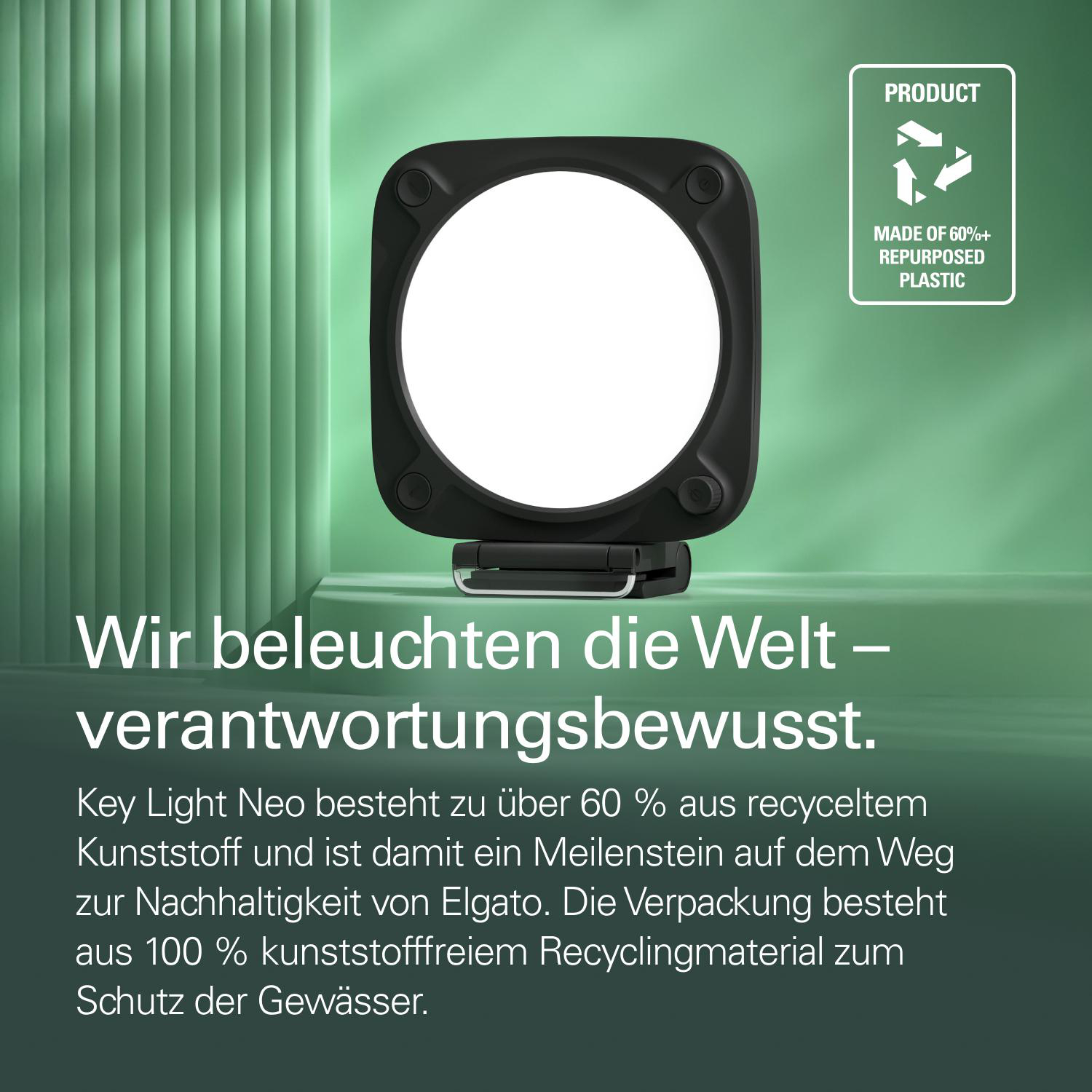 Ein schwarzes Key Light Neo steht vor einem grünen Lamellenhintergrund. Das Produkt ist nachhaltig.