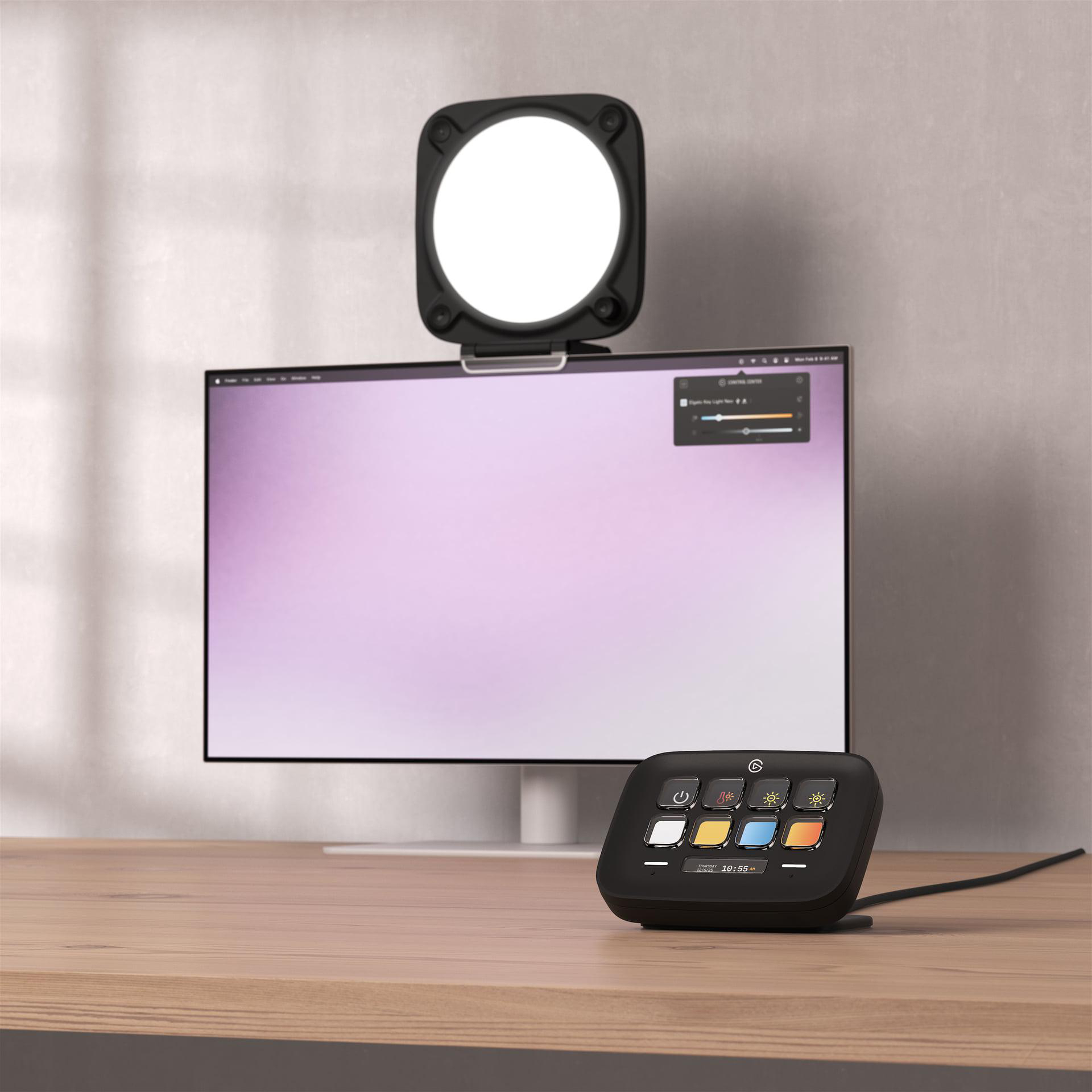 Ein Monitor mit einem Licht, das daran befestigt ist, und ein Controller mit Tasten.