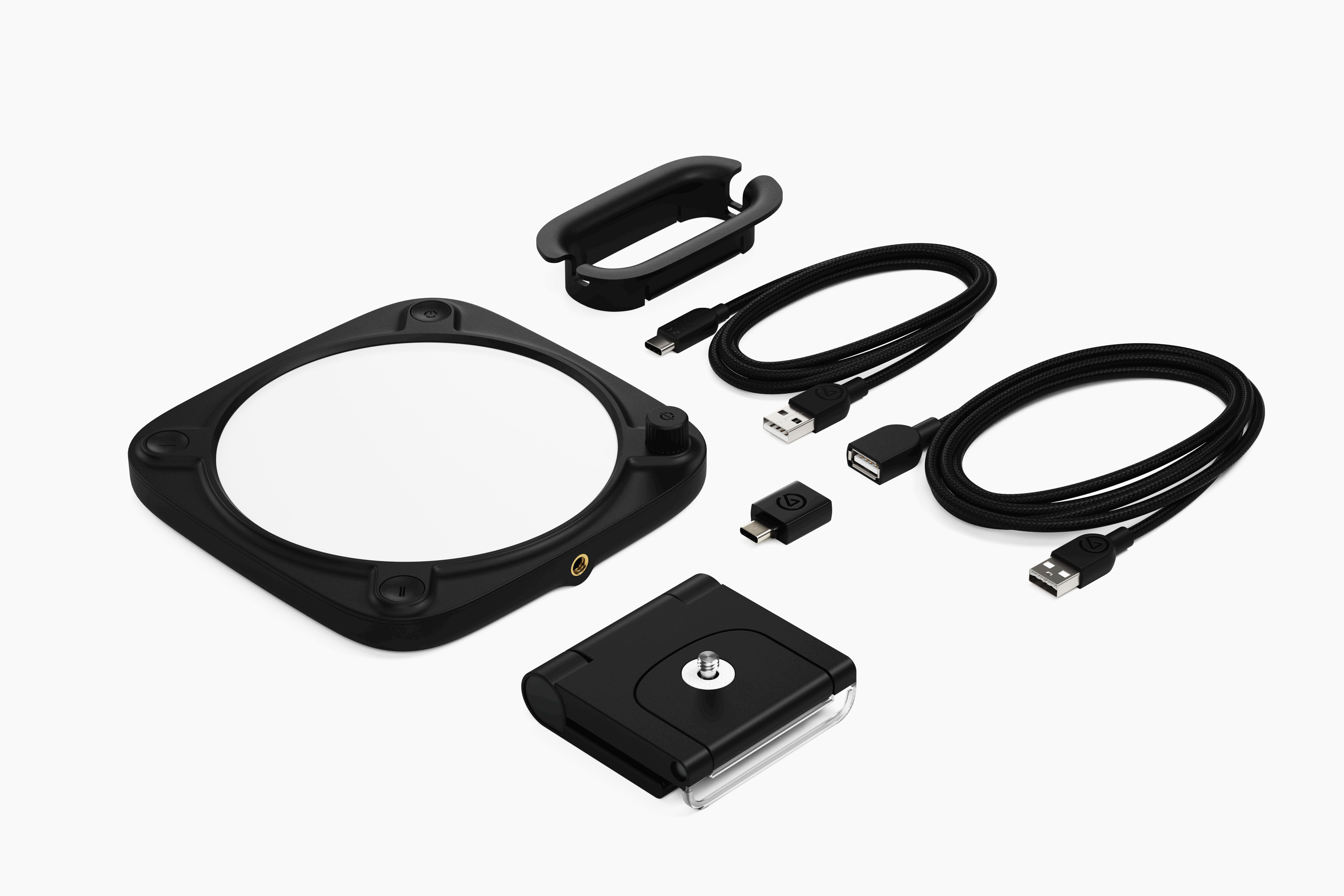 Schwarze Ringlichthalterung, USB-Kabel, Adapter und Halterung auf weißem Grund.
