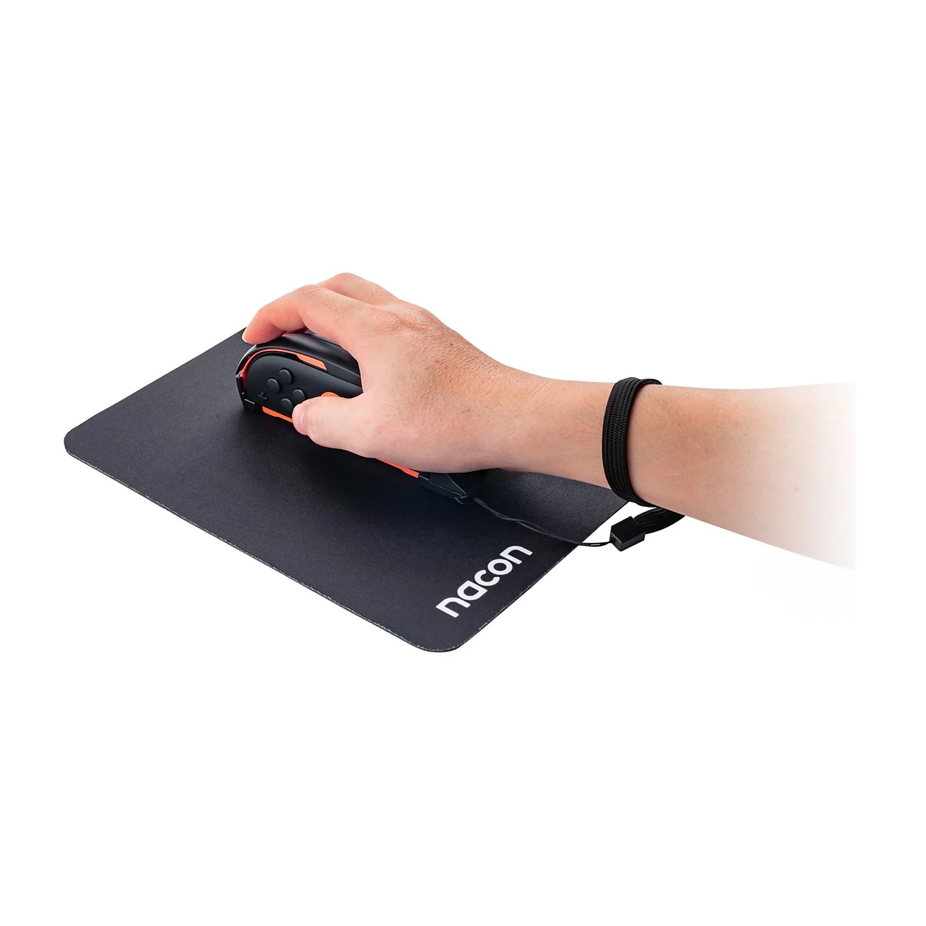 Dłoń trzyma czarną i pomarańczową mysz na czarnej podkładce z logo 
