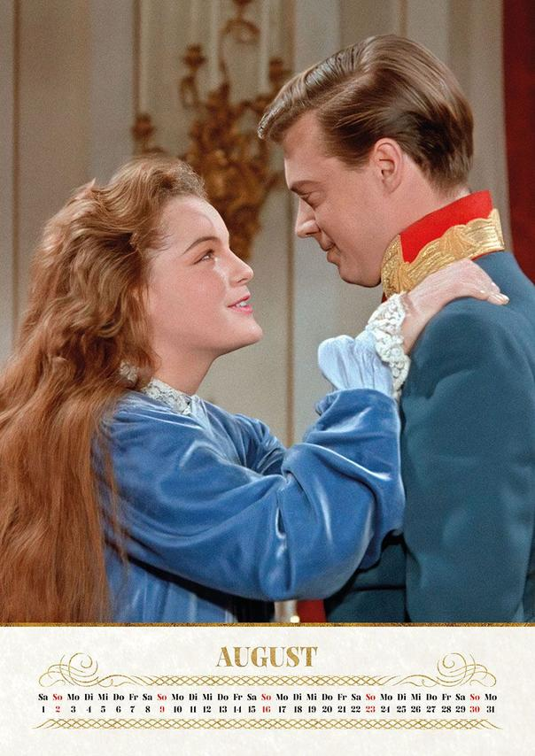 Ein Mann in Uniform blickt auf eine Frau in einem blauen Kleid.