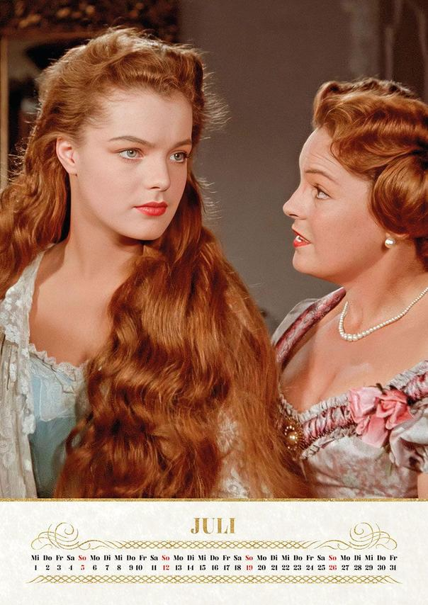 Zwei Frauen mit roten Haaren in historischen Kleidern blicken einander an.