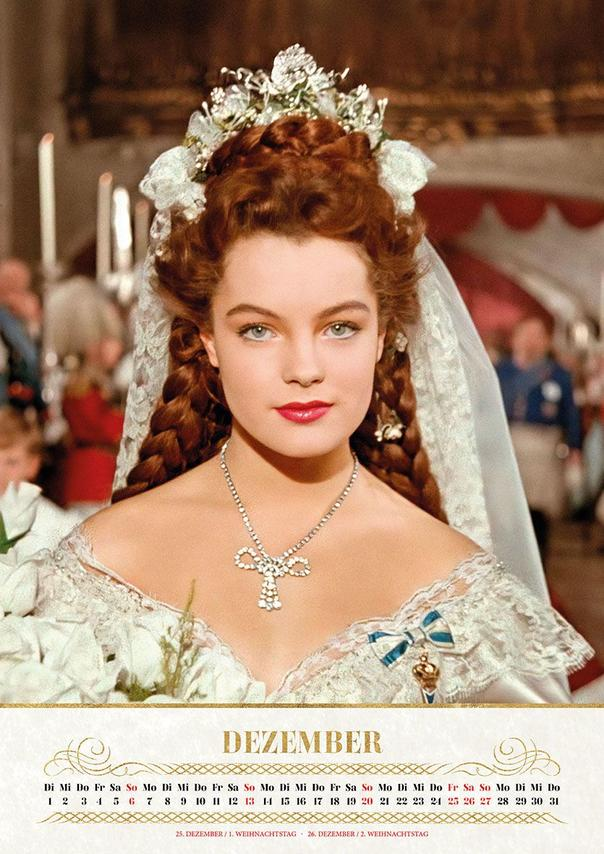Eine Frau mit roten Haaren trägt ein weißes Brautkleid und eine Diamantkette.