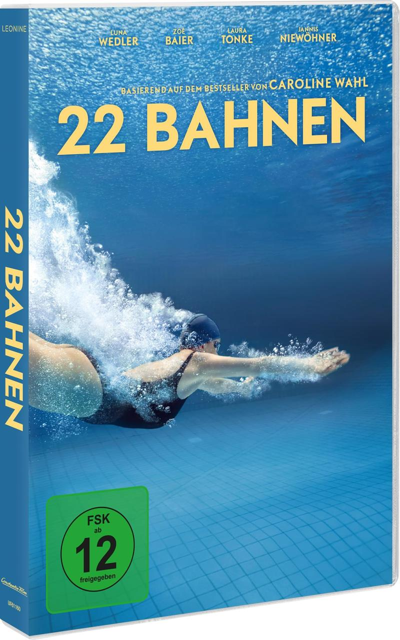 Eine Frau schwimmt unter Wasser in einem blauen Pool, Schaum wirbelt auf.