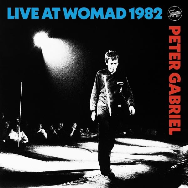Peter Gabriel geht auf eine Bühne im Scheinwerferlicht. Text: Live at Womad 1982.