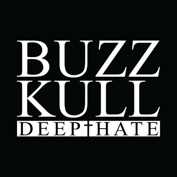 Weiße Schrift auf schwarzem Hintergrund: BUZZ KULL DEEP+HATE.