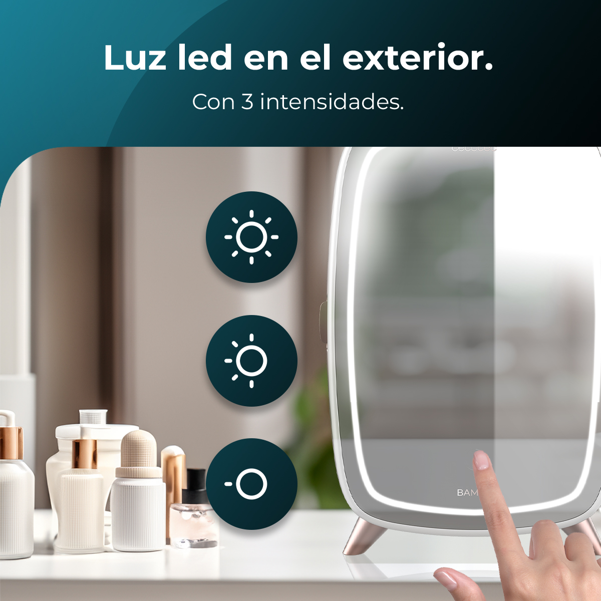 Un espejo de maquillaje con luz LED y tres niveles de brillo.
