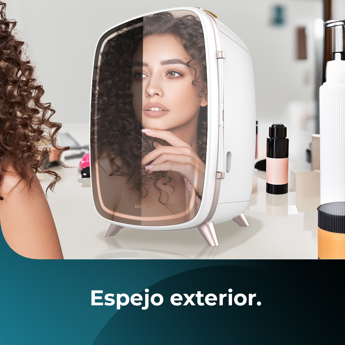 Una mujer con pelo rizado se mira en un espejo de cosmética.