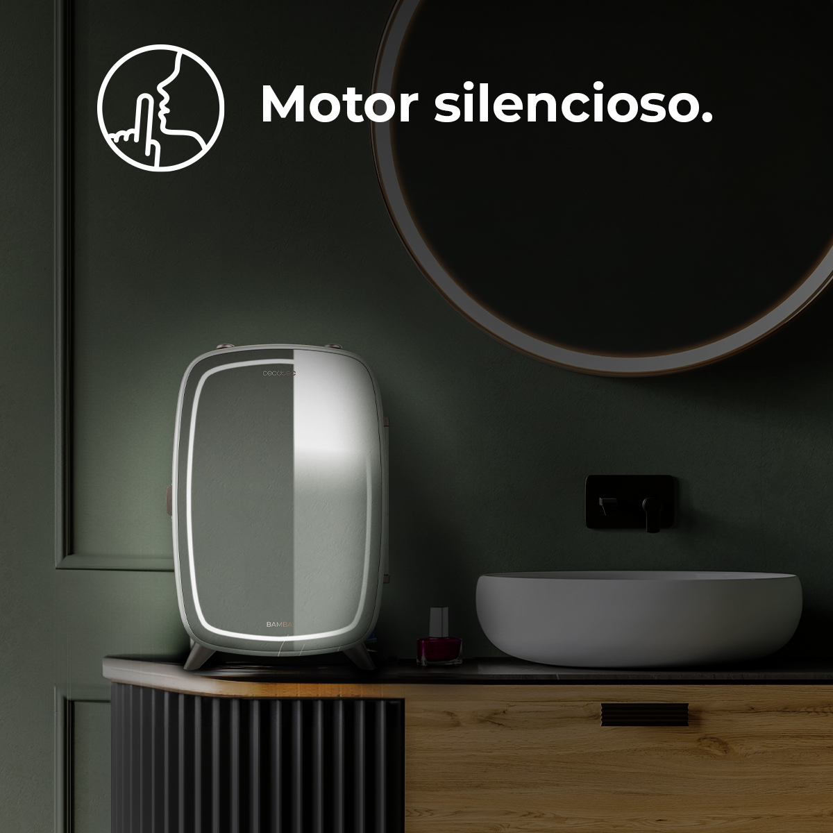Un tocador con espejo de tocador, lavabo y cosméticos.