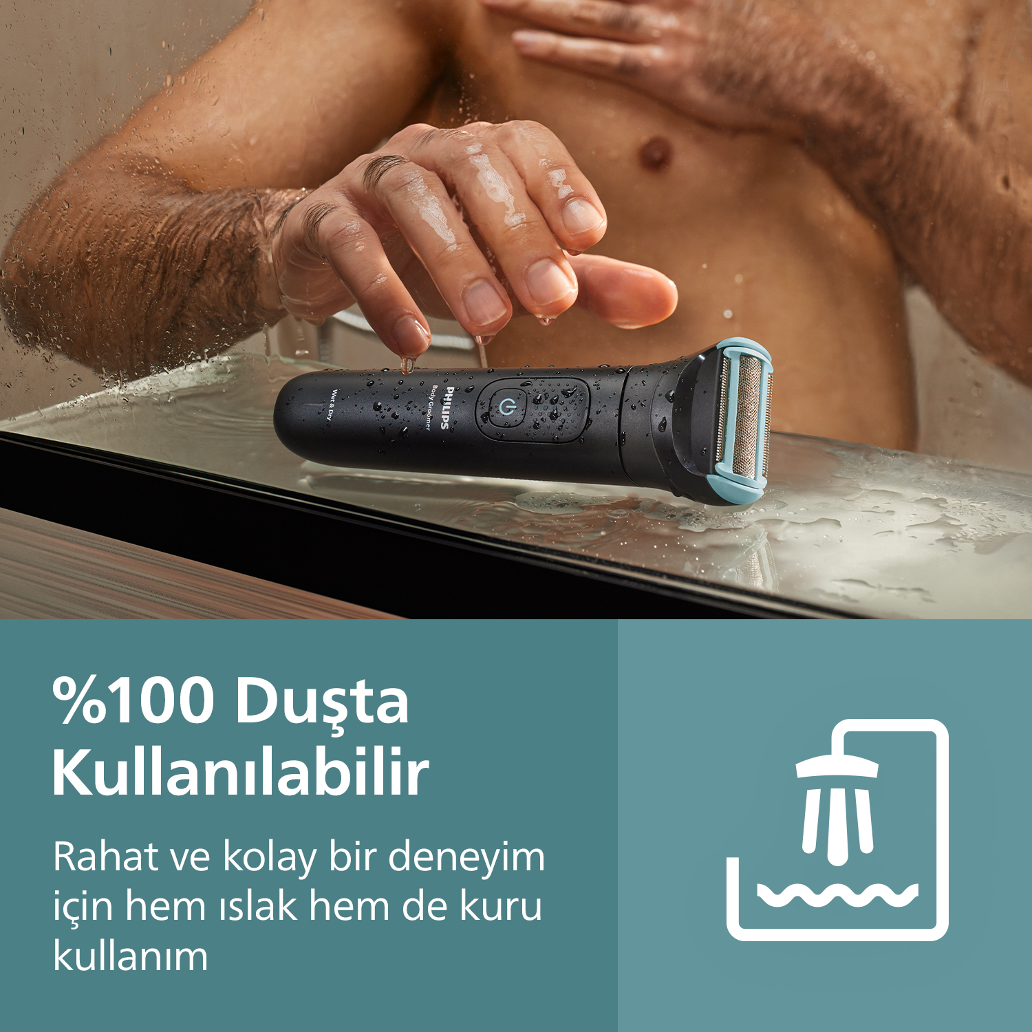 Bir erkek duşta siyah Philips vücut tüy tıraş makinesi kullanıyor. Islak.