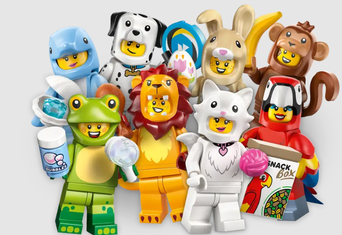 Bunte Lego-Figuren in Tierkostümen: Frosch, Hund, Löwe, Katze, Hase, Affe, Papagei, Wal.