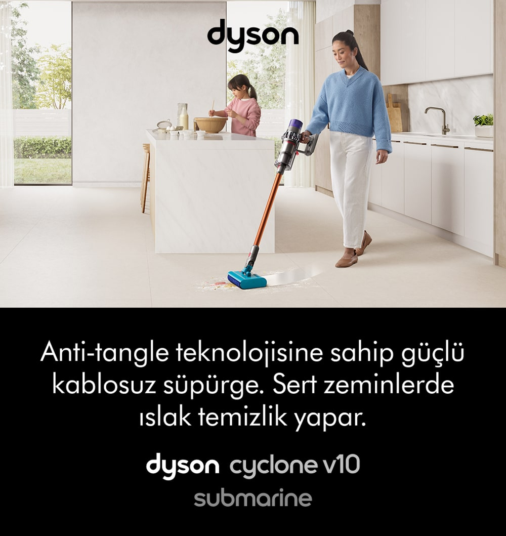 Kadın Dyson V10 ile süpürüyor, çocuk tezgahta yardım ediyor.