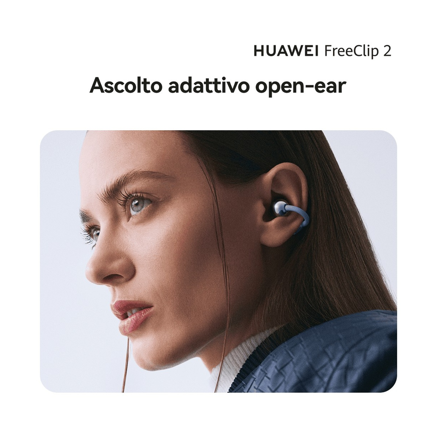 Donna con auricolari Huawei FreeClip 2 blu nell'orecchio sinistro.