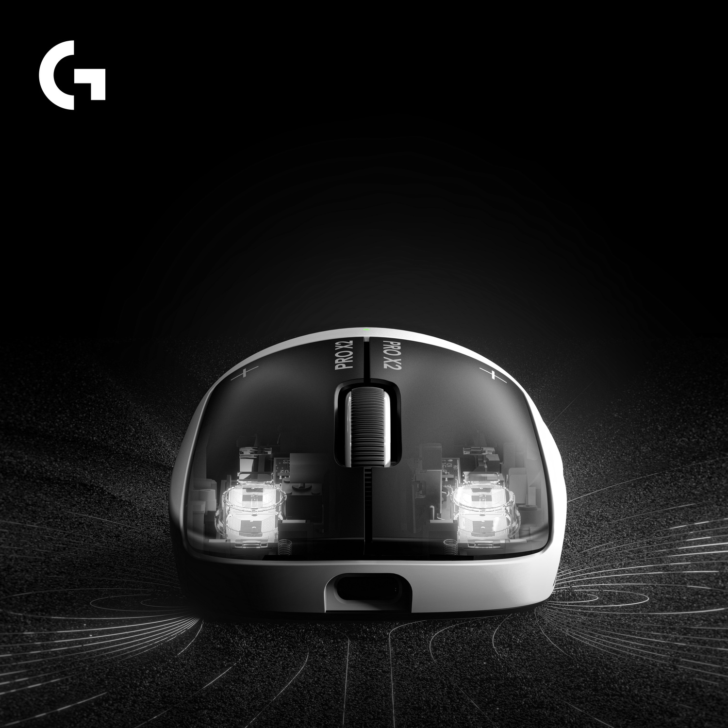 Un mouse Logitech bianco con scocca trasparente rivela i componenti interni.