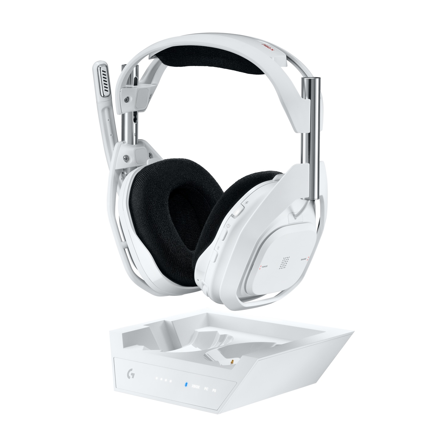 Cuffie da gaming wireless bianche con padiglioni neri e una base di ricarica bianca, su uno sfondo bianco pulito.
