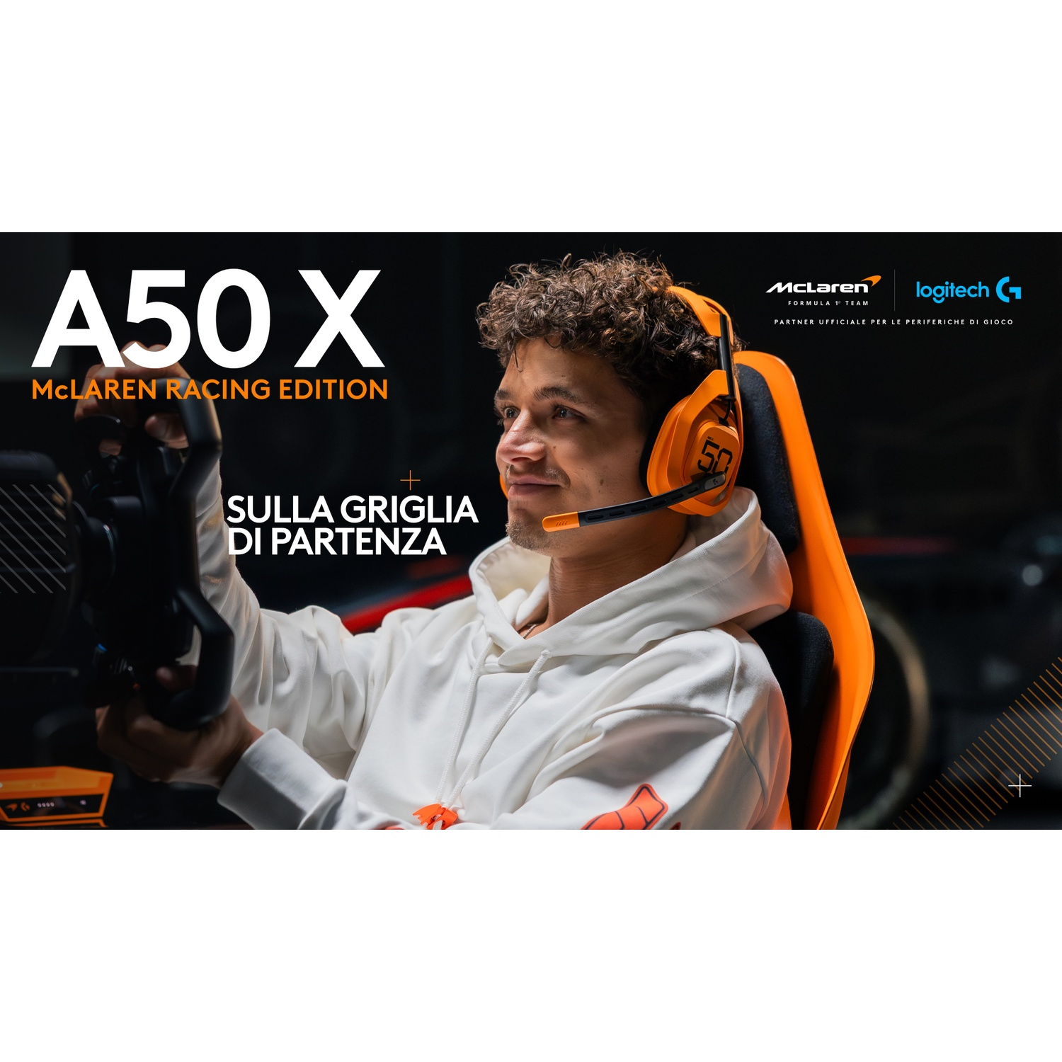 Un uomo con cuffie da gaming arancioni e felpa bianca è seduto su una sedia da gaming arancione e nera, che guarda a destra.