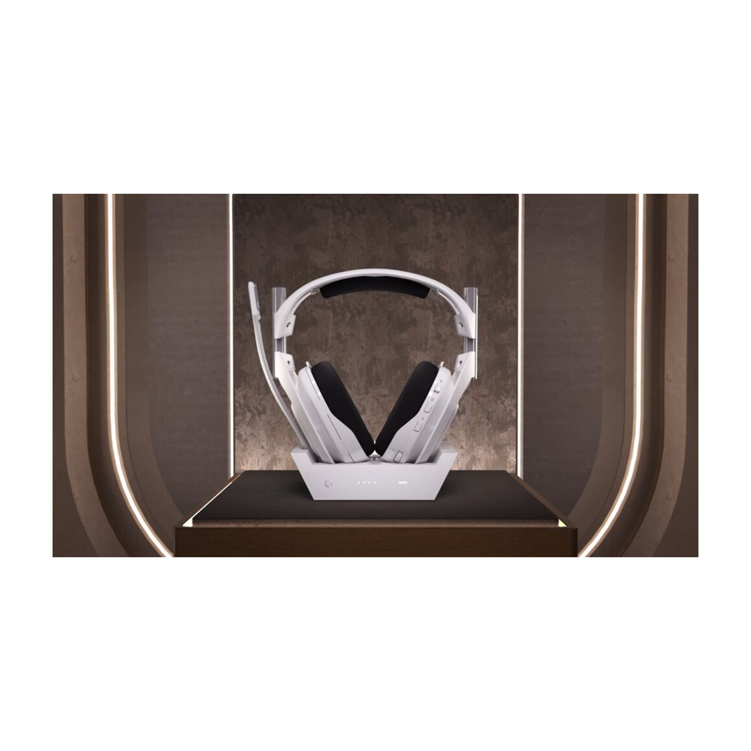 Un auricolare bianco poggia su una base di ricarica, su uno sfondo decorativo.