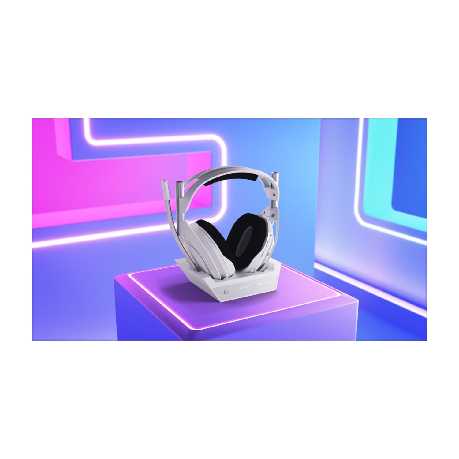 Un auricolare bianco con base di ricarica su un cubo viola davanti a tubi al neon.