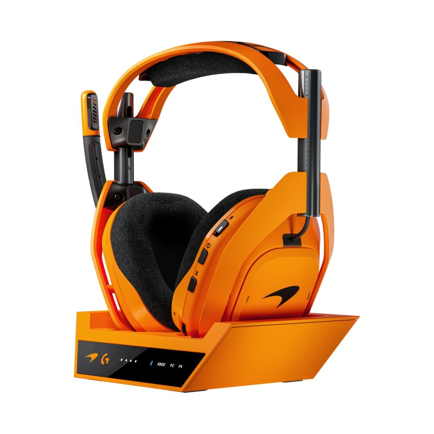 Un auricolare da gaming arancione con microfono su un supporto.