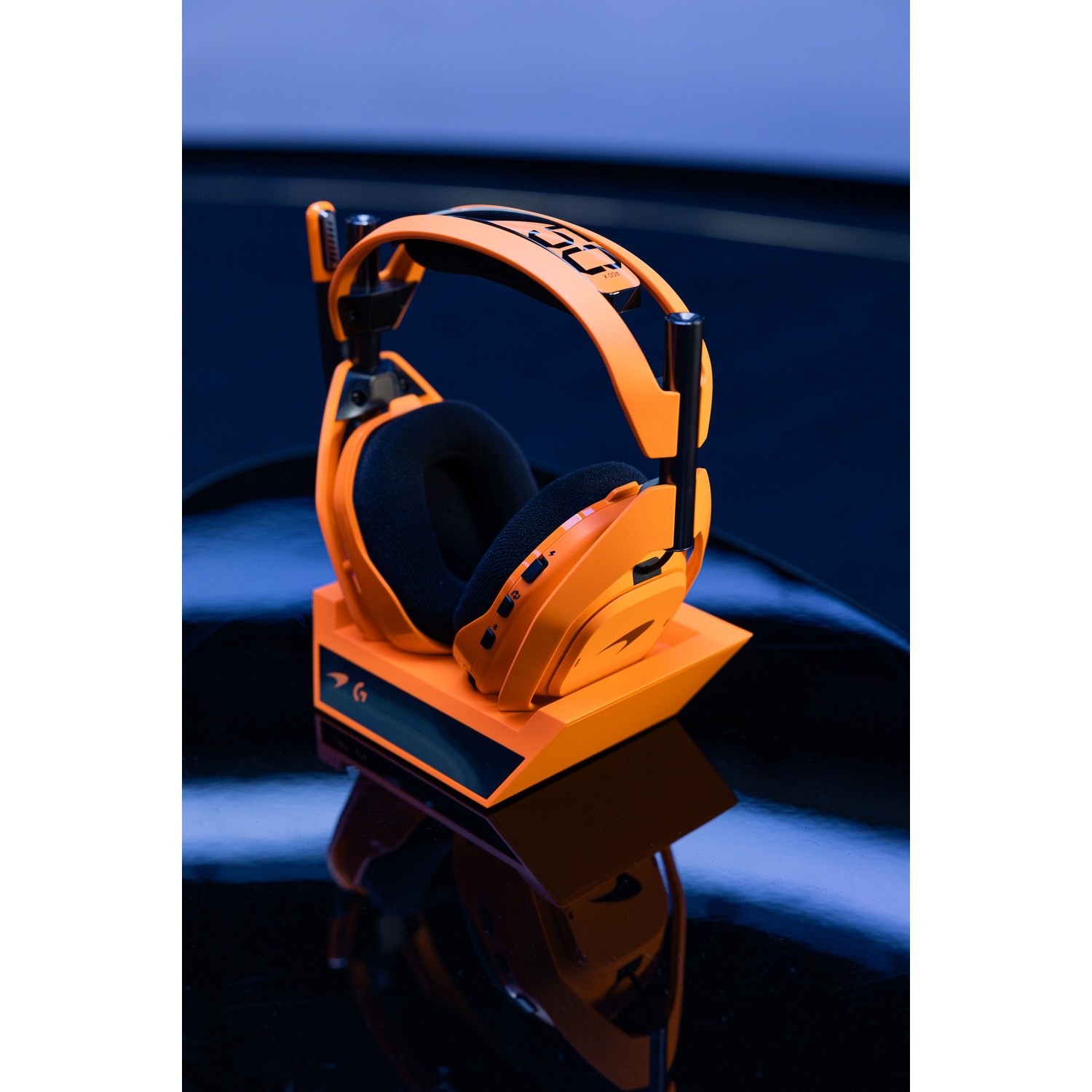 Un auricolare arancione con padiglioni neri sulla sua base.