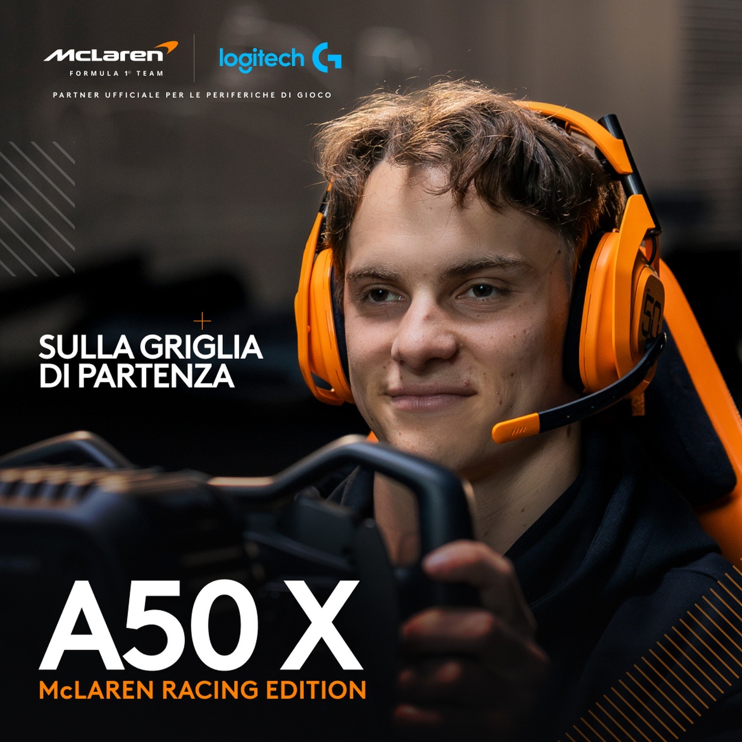 Giovane con cuffie arancioni davanti a un volante. Loghi McLaren e Logitech.