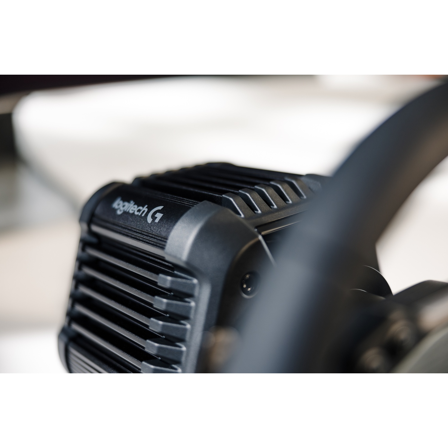 Primo piano di un volante Logitech G nero con alette di raffreddamento.