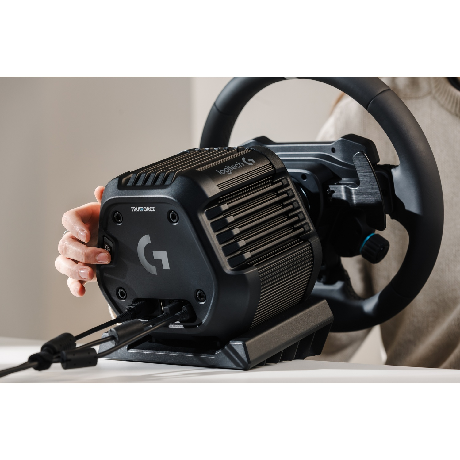Una base per volante da gioco Logitech nera con cavi.