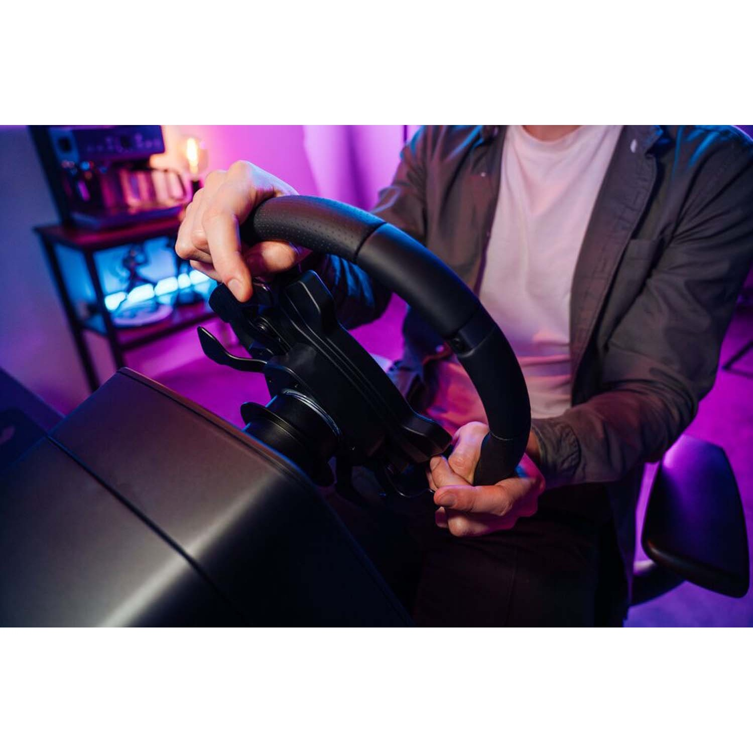Mani di persona che stringono un volante da corsa, con illuminazione viola.
