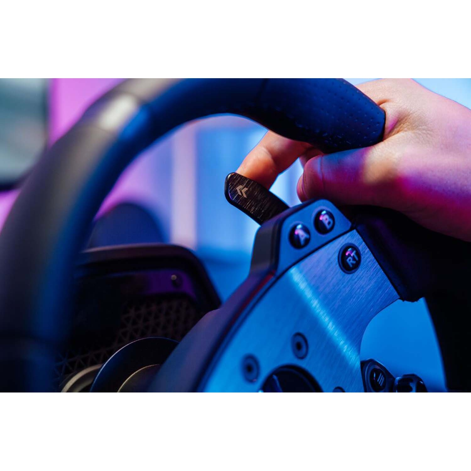 Mano che aziona paddle al volante da corsa con illuminazione blu e viola.