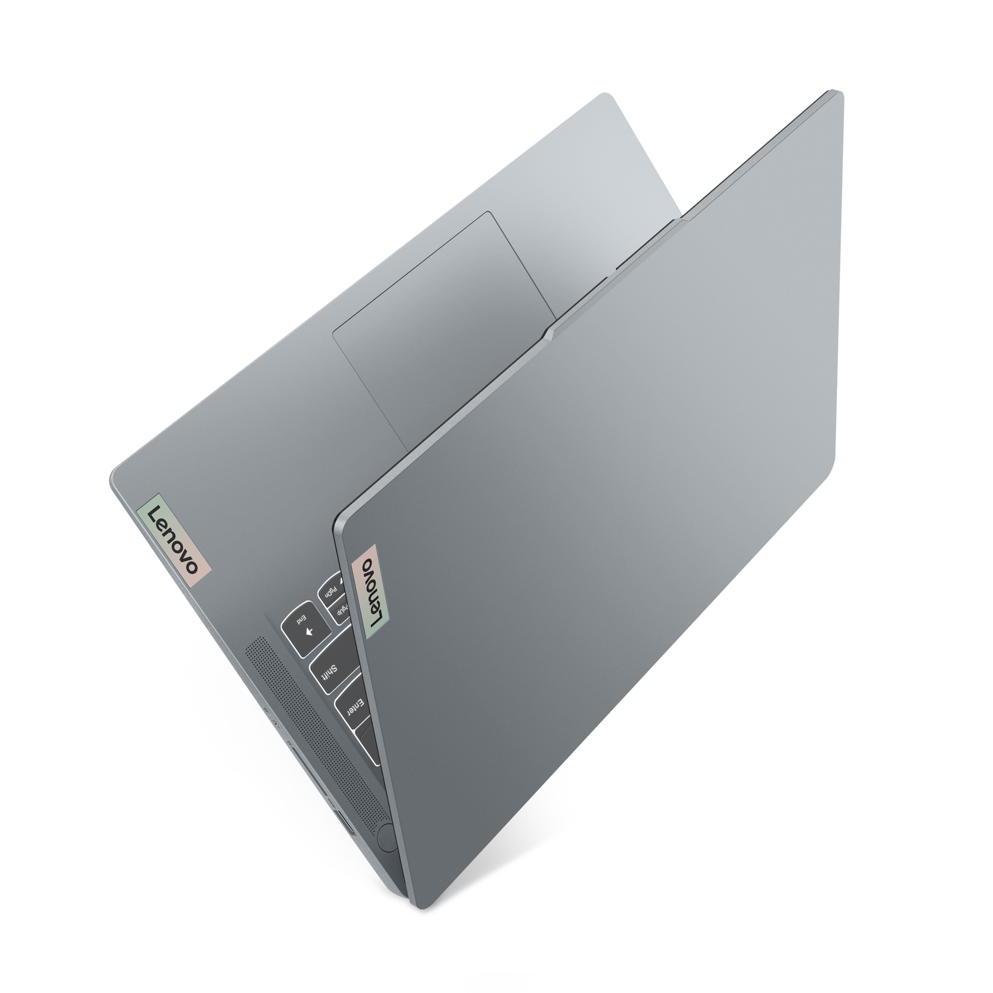 Un ordinateur portable Lenovo gris est ouvert, montrant clavier et touchpad.