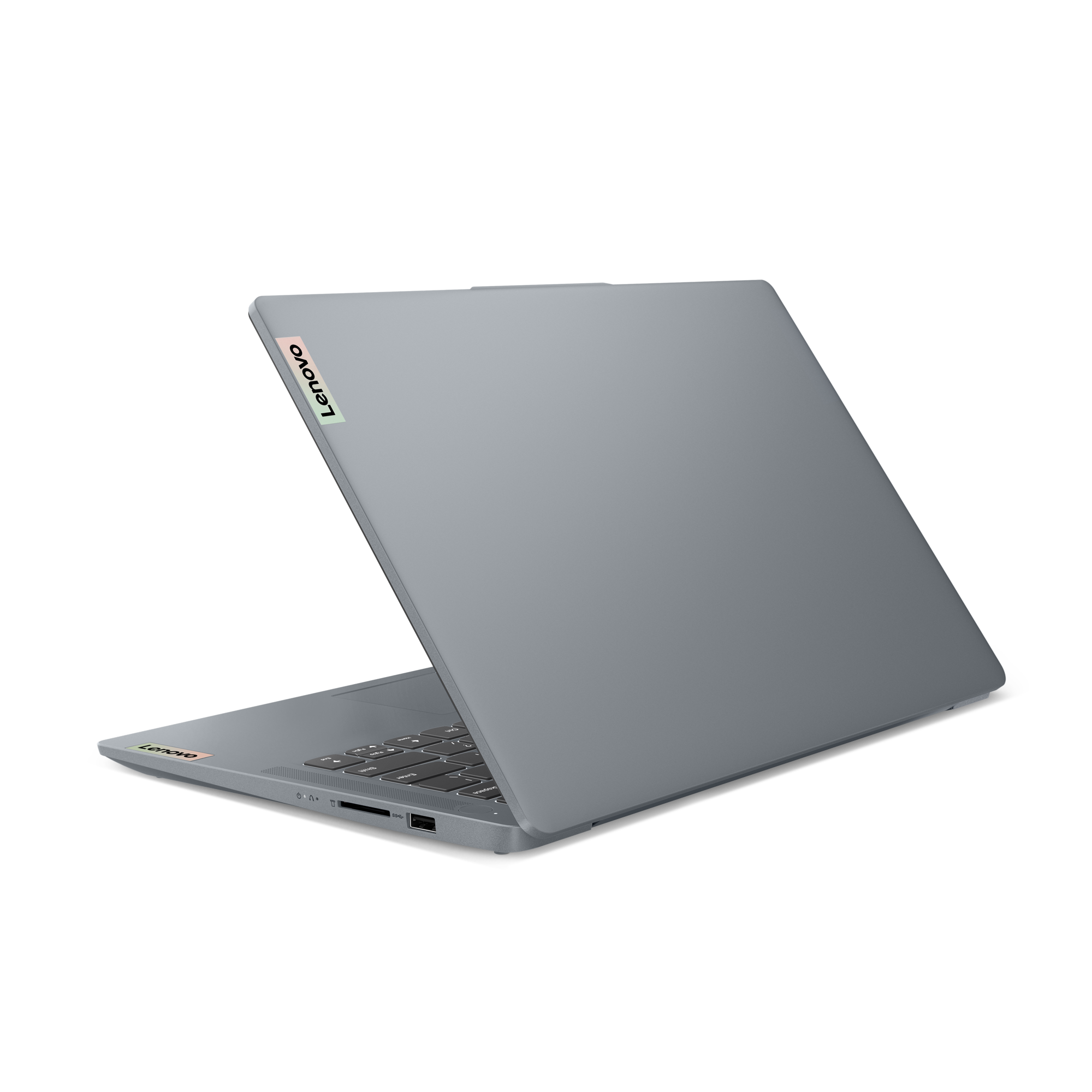 Un ordinateur portable Lenovo gris est ouvert, montrant le clavier et les ports.