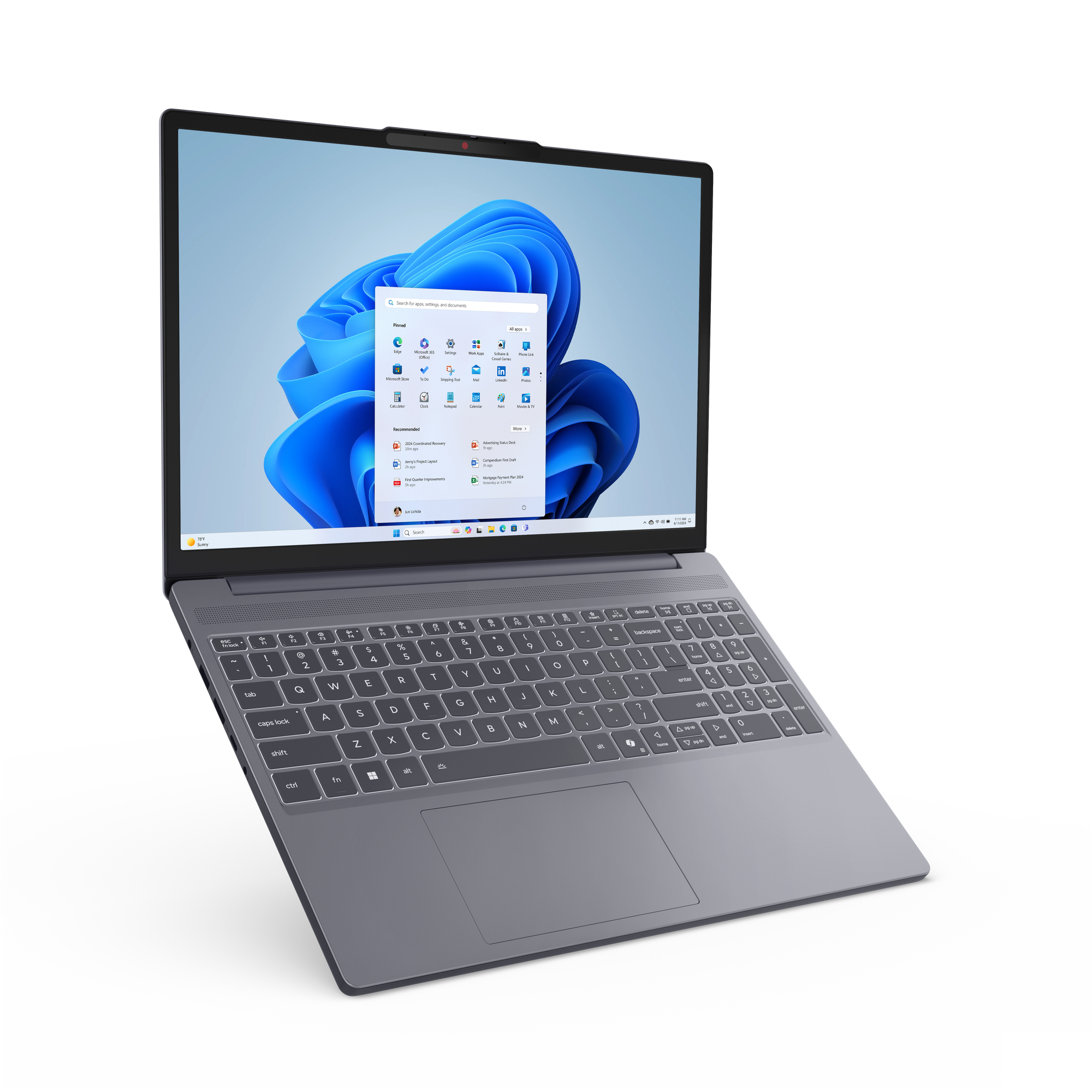 Un ordinateur portable gris avec un écran ouvert affichant Windows 11.