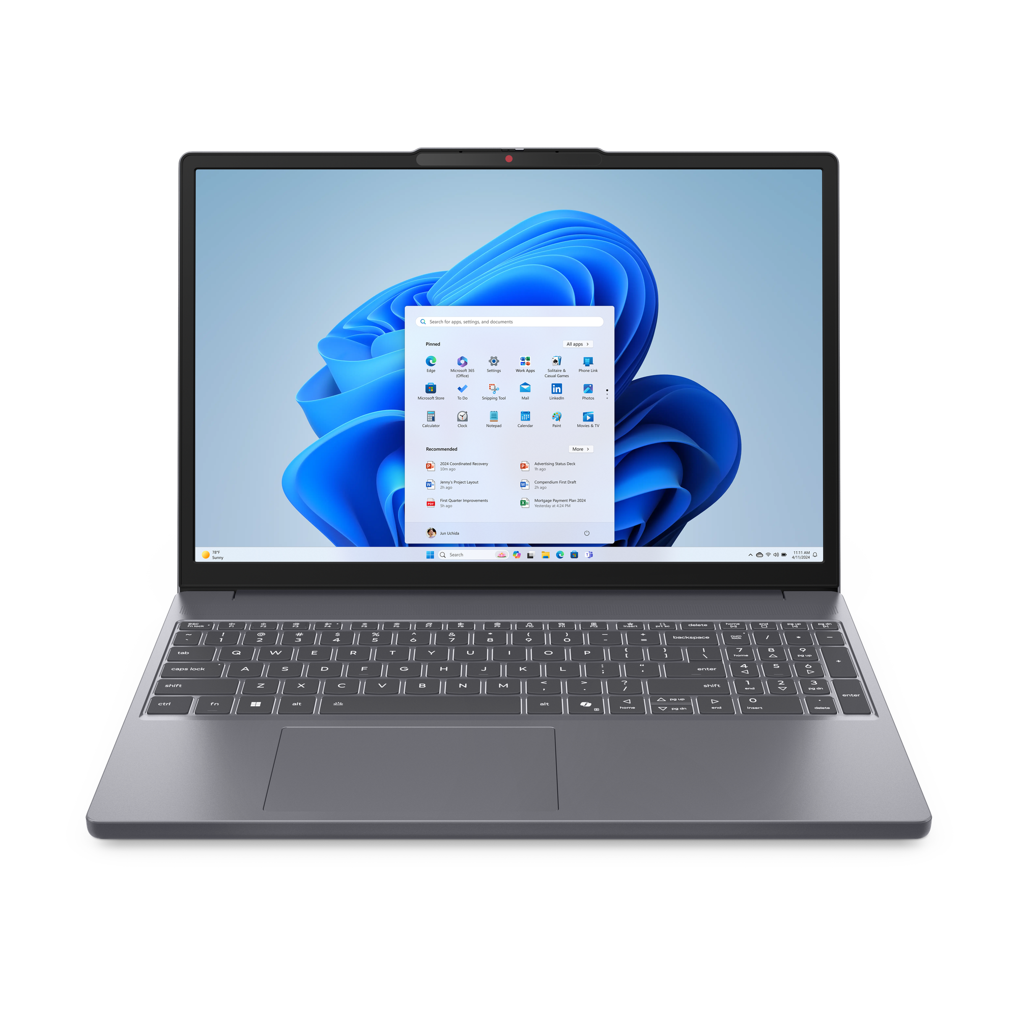 Un ordinateur portable gris affichant le menu Démarrer de Windows 11 à l'écran.