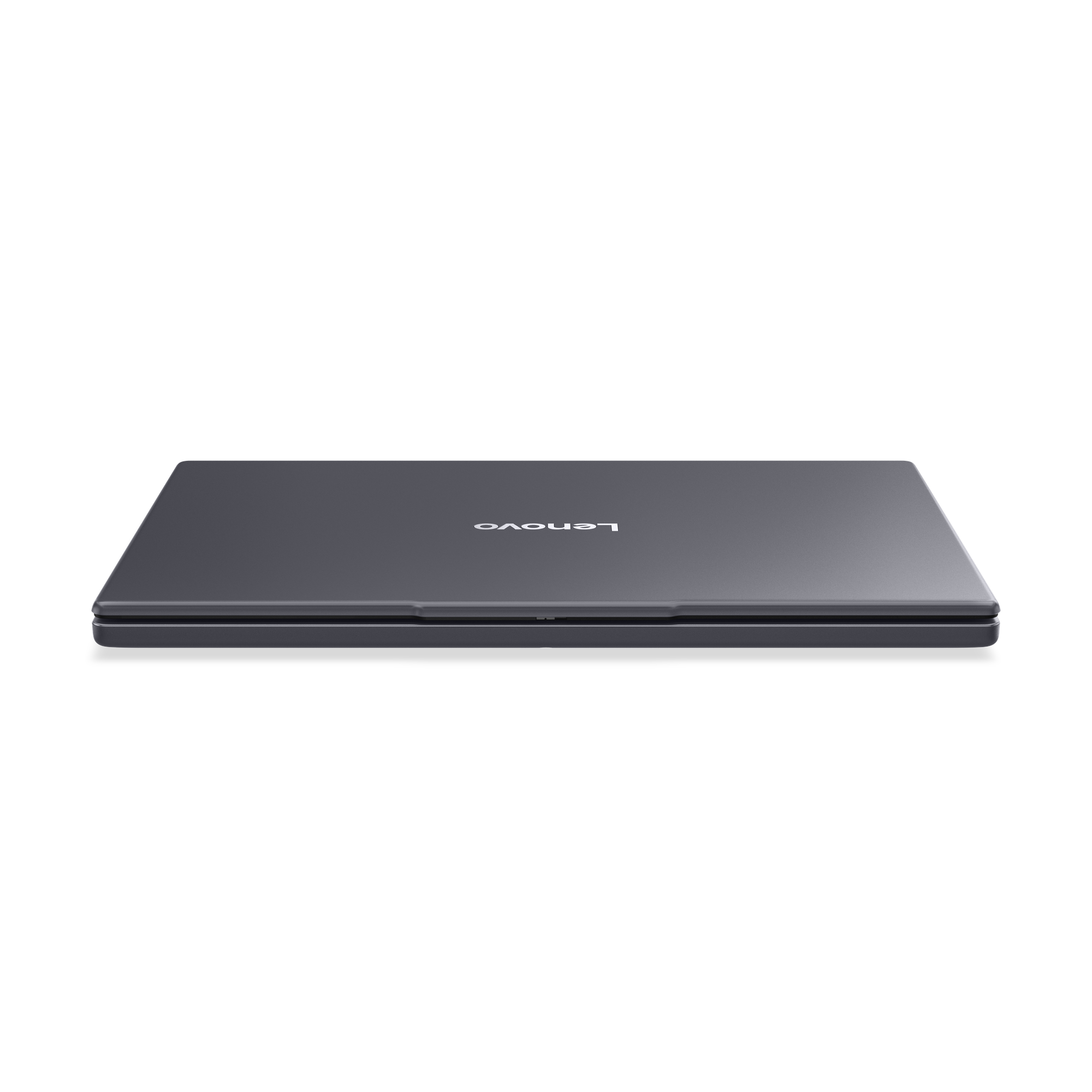 Zárt, sötét laptop Lenovo logóval a fedélen.