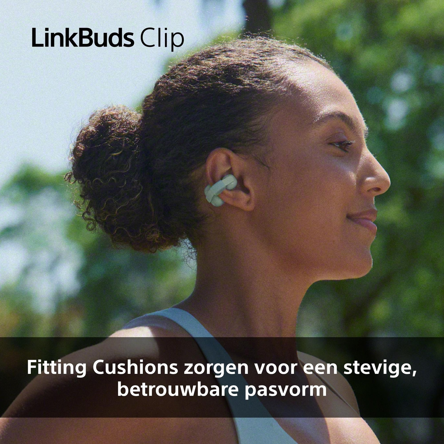 Vrouw met LinkBuds Clip, buiten.