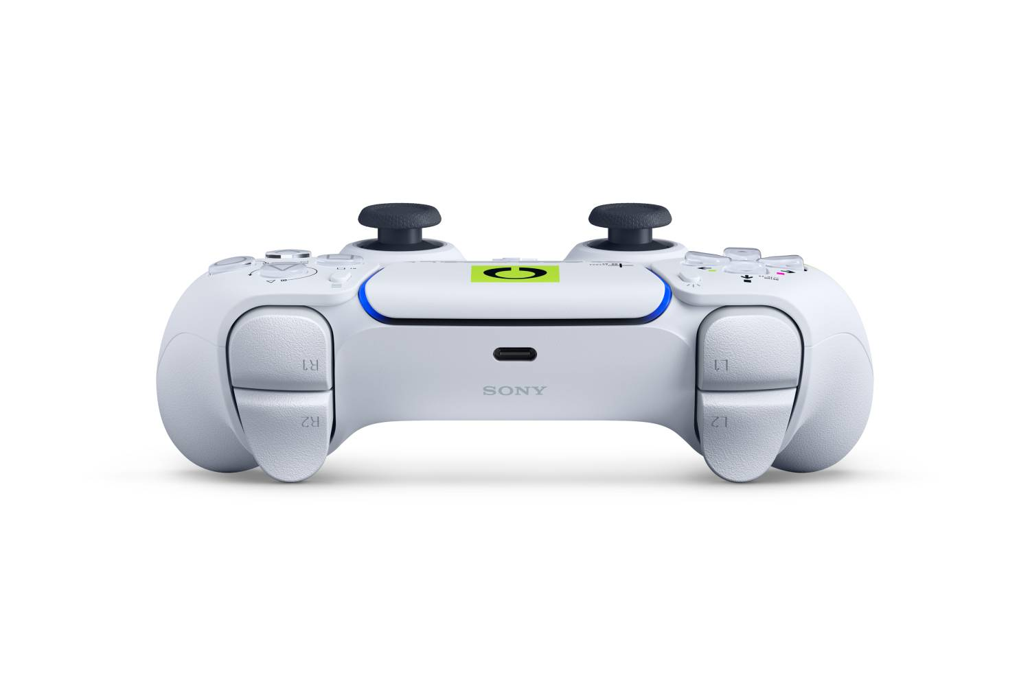 Un mando blanco de PlayStation con joysticks negros y un símbolo verde.