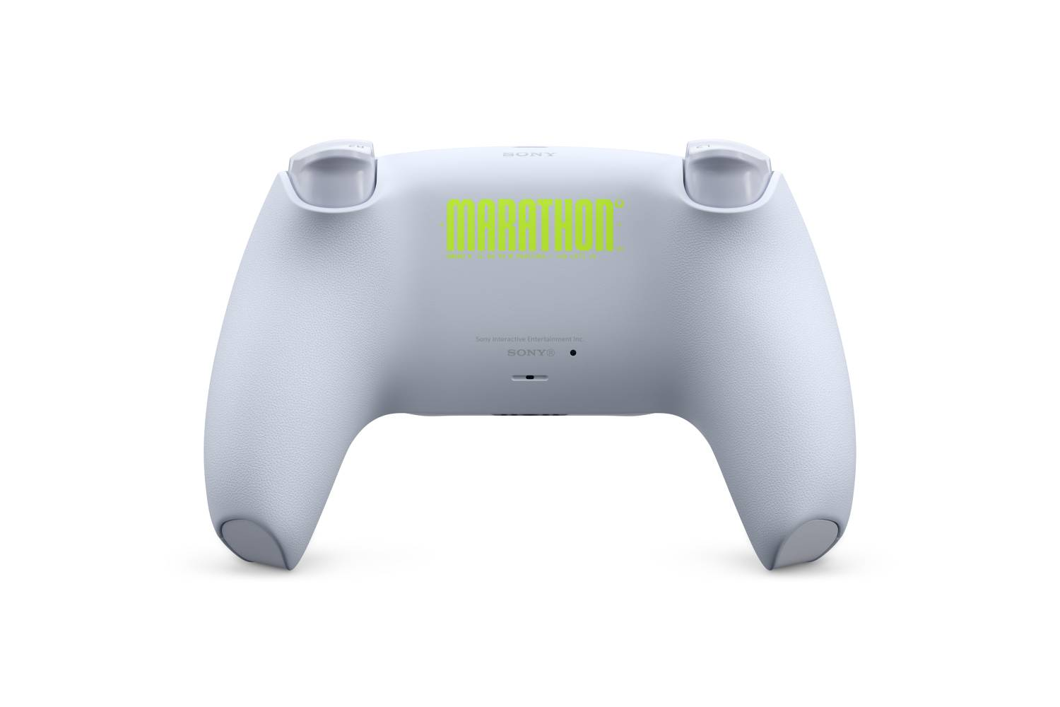 Un mando blanco de PlayStation con el logo verde MARATHON.