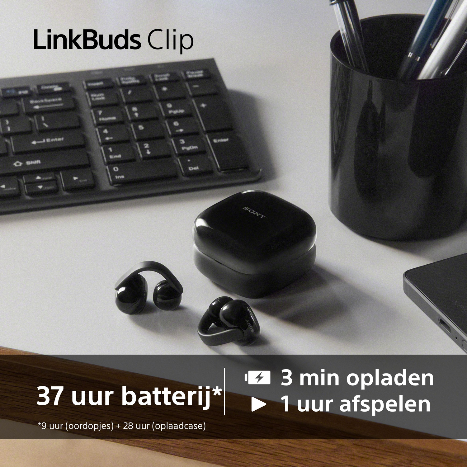 Zwarte Sony LinkBuds Clip met oplaadcase, toetsenbord en pennenhouder.