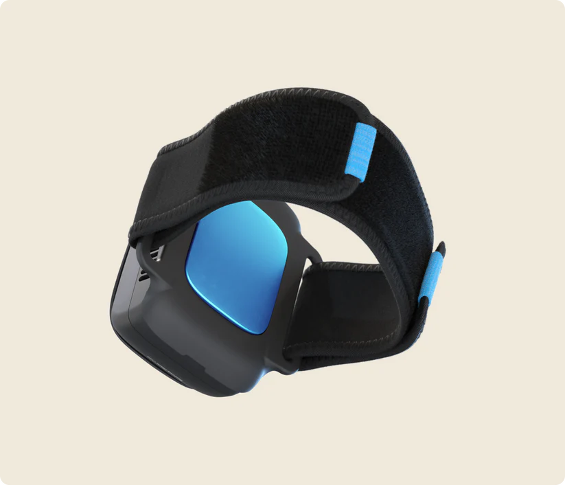 Un casco negro con visor azul y correa de velcro ajustable.