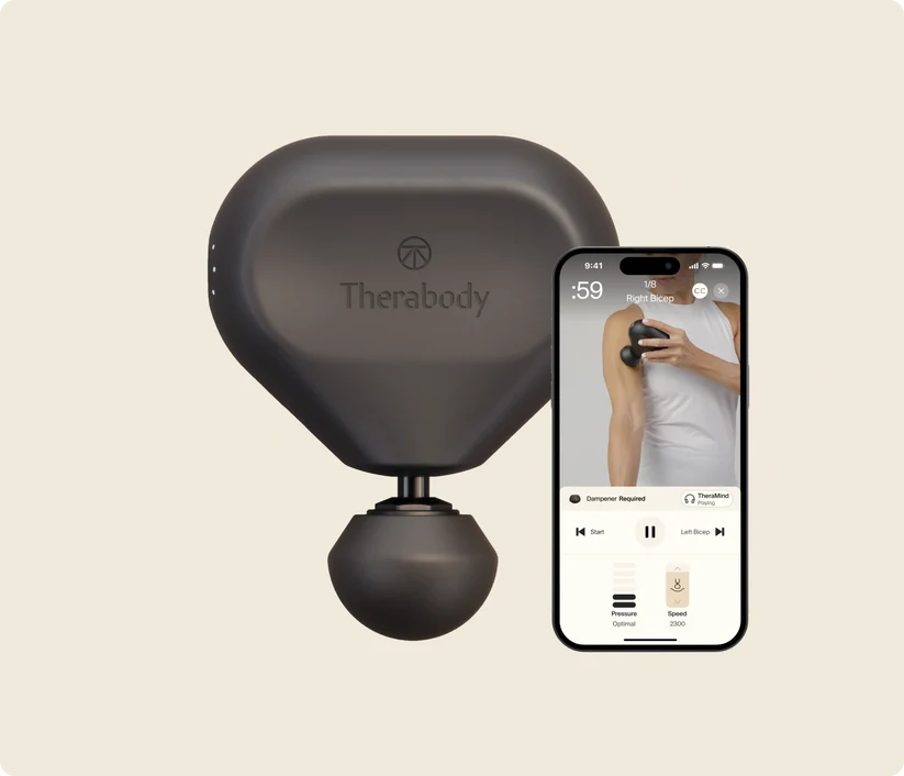 Dispositivo de masaje Therabody negro junto a un teléfono mostrando una app.