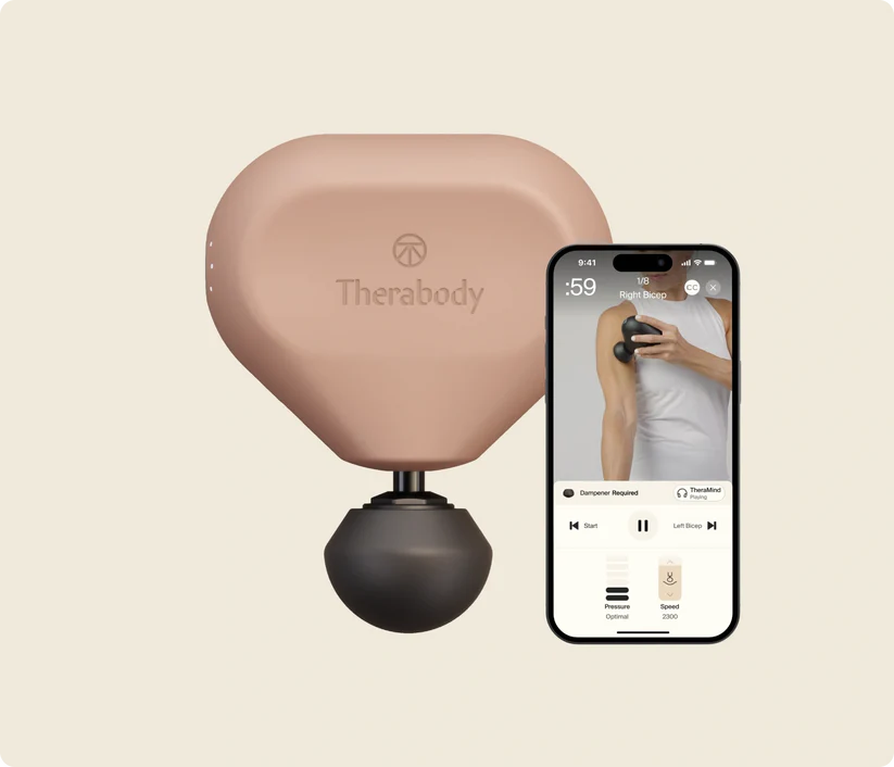 Un Theragun rosa y un iPhone mostrando una guía de masaje.