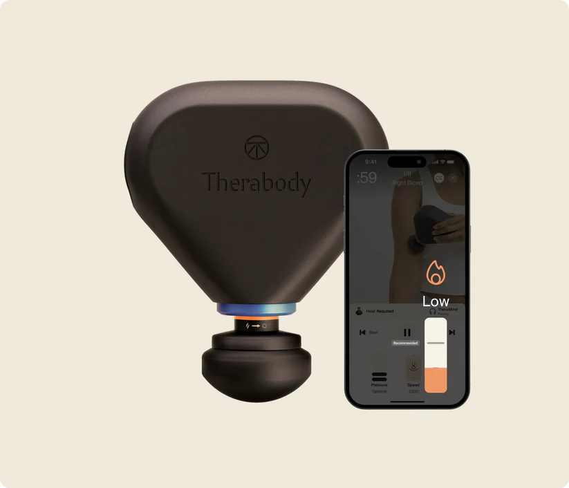 Una pistola de masaje negra y un smartphone mostrando una app con calor bajo y velocidad lenta.