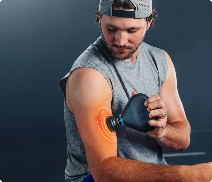 Un hombre usa una pistola de masaje en la parte superior del brazo, resaltada con anillos naranjas.