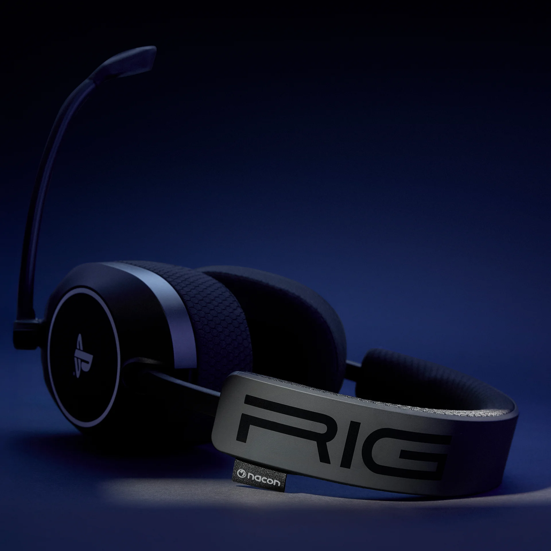 Schwarzes Headset mit Mikrofon und „RIG“-Logo auf blauem Hintergrund.
